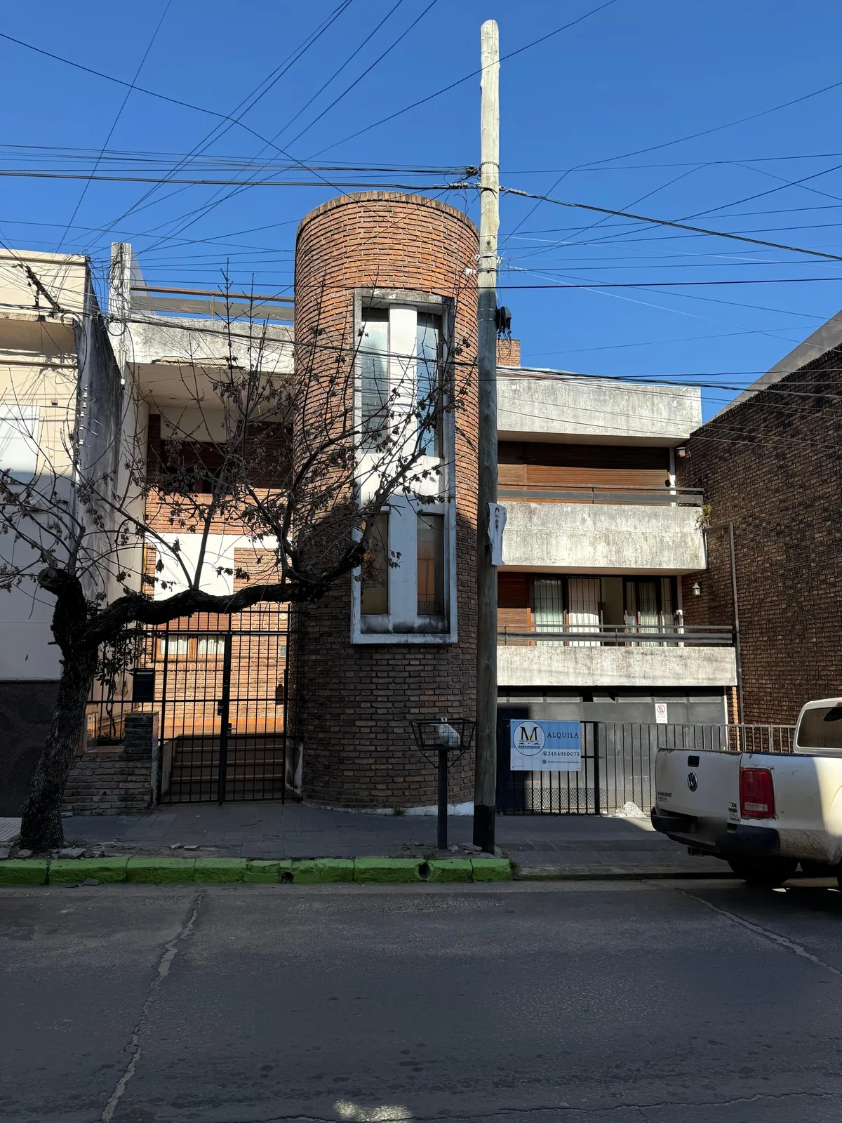 Frente de Andrade 70, con la torre de ladrillo y el balcón