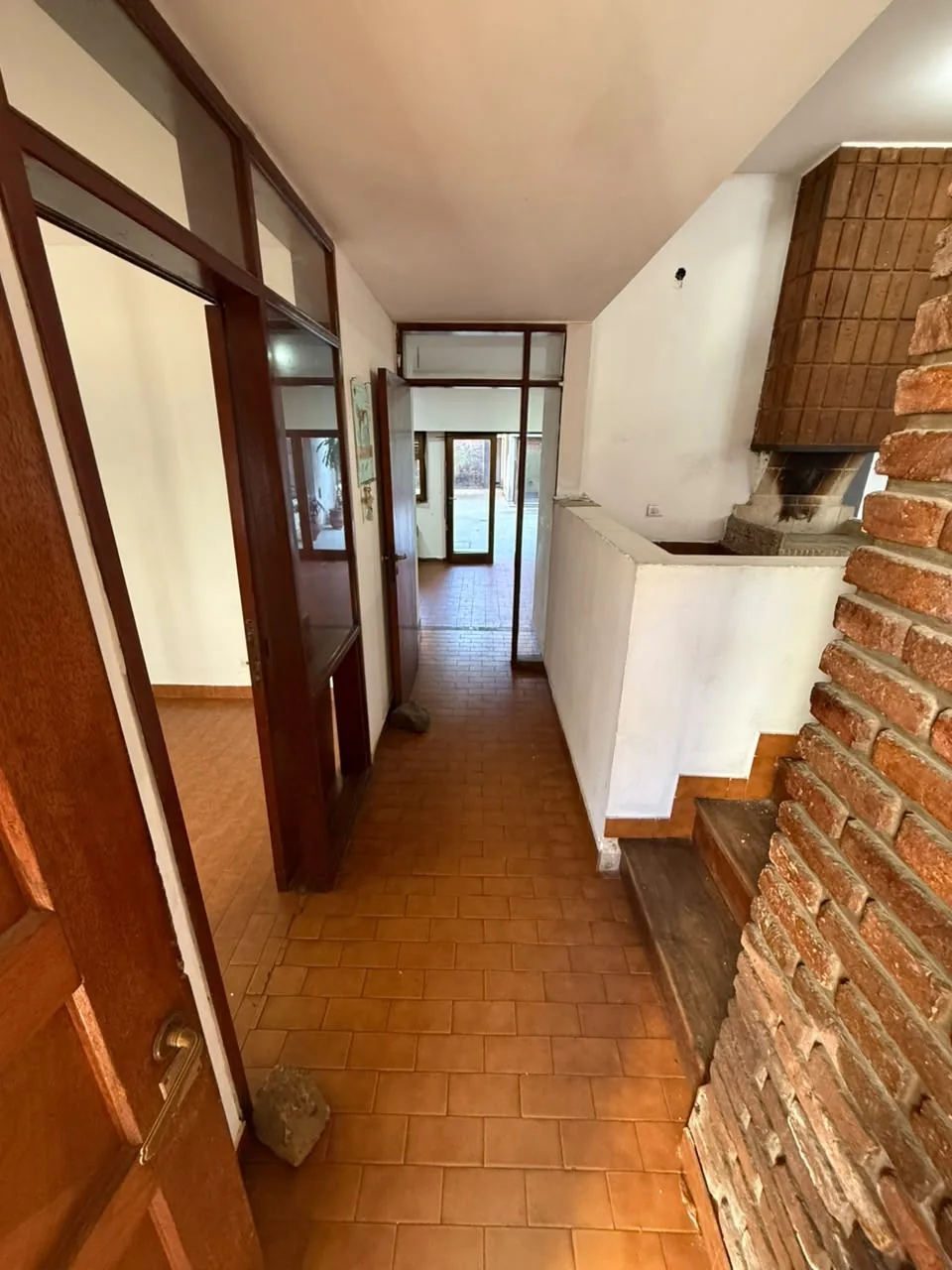 El hall de ingreso, con la escalera hacia el living