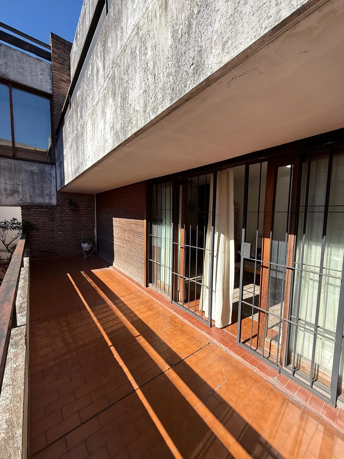 El balcón, junto a los ventanales del living