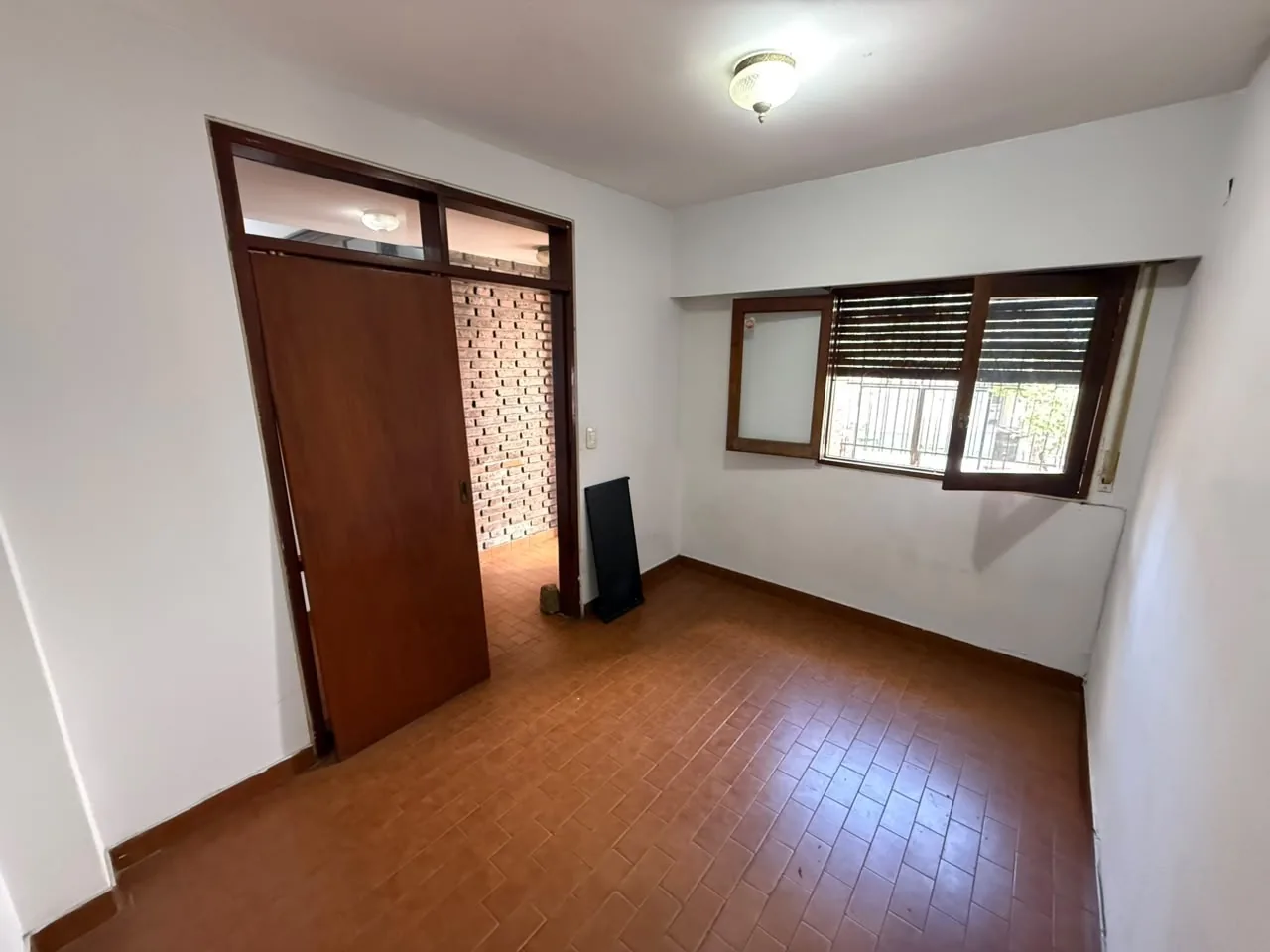 Ambiente con puerta corrediza, junto al ingreso