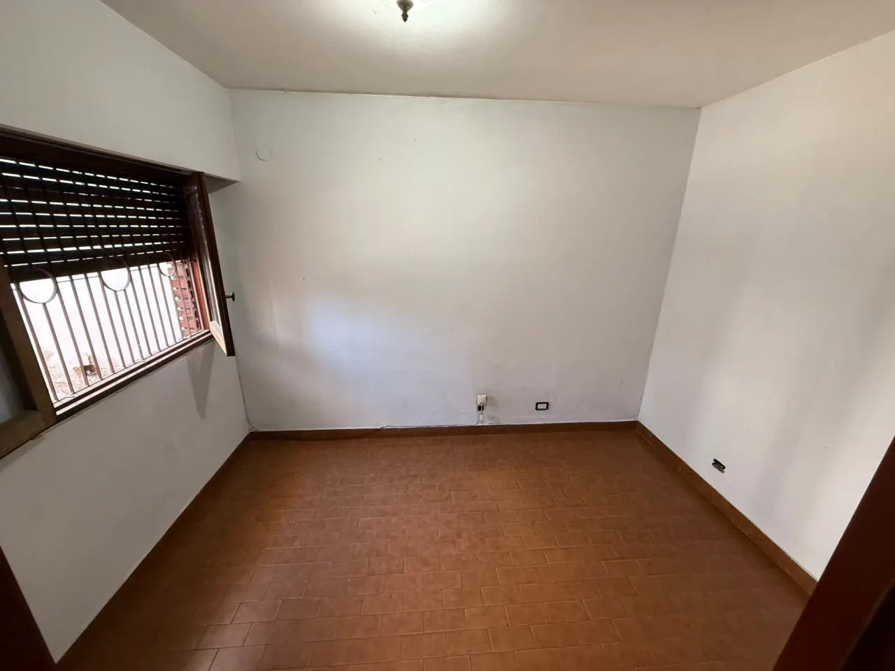 Ambiente con ventana, persiana y rejas