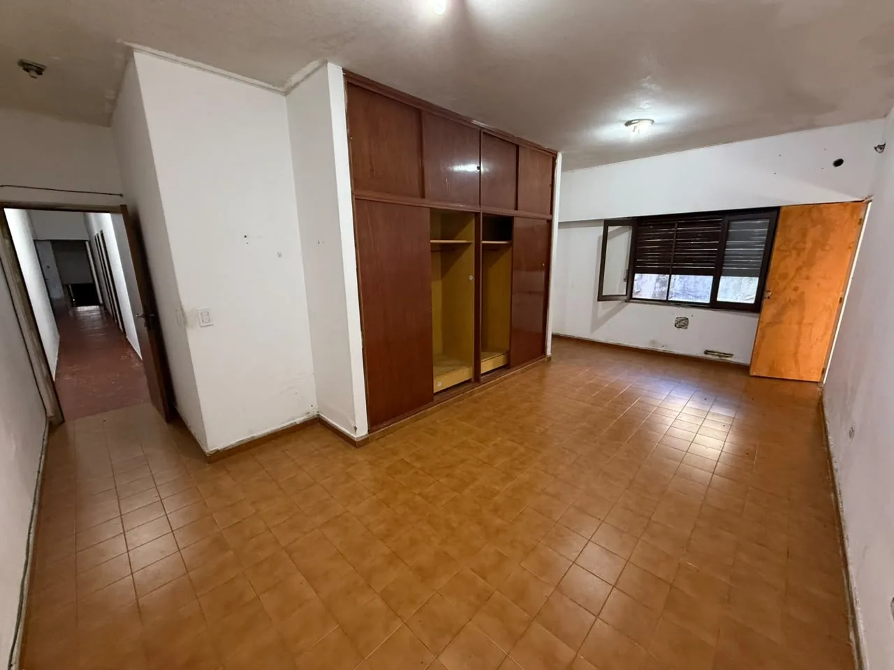 Dormitorio amplio, con placard corredizo y ventana