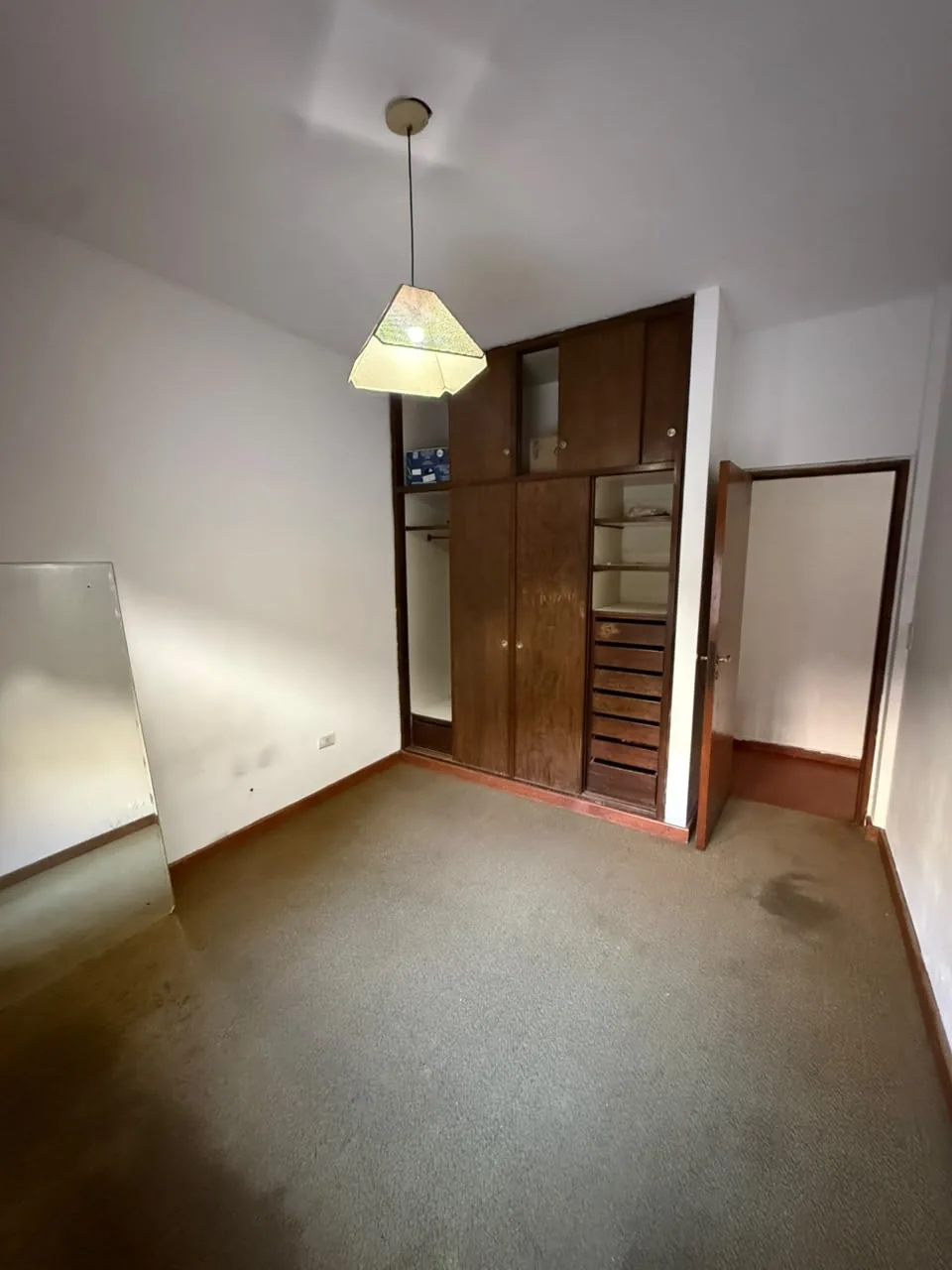 Dormitorio alfombrado, con placard