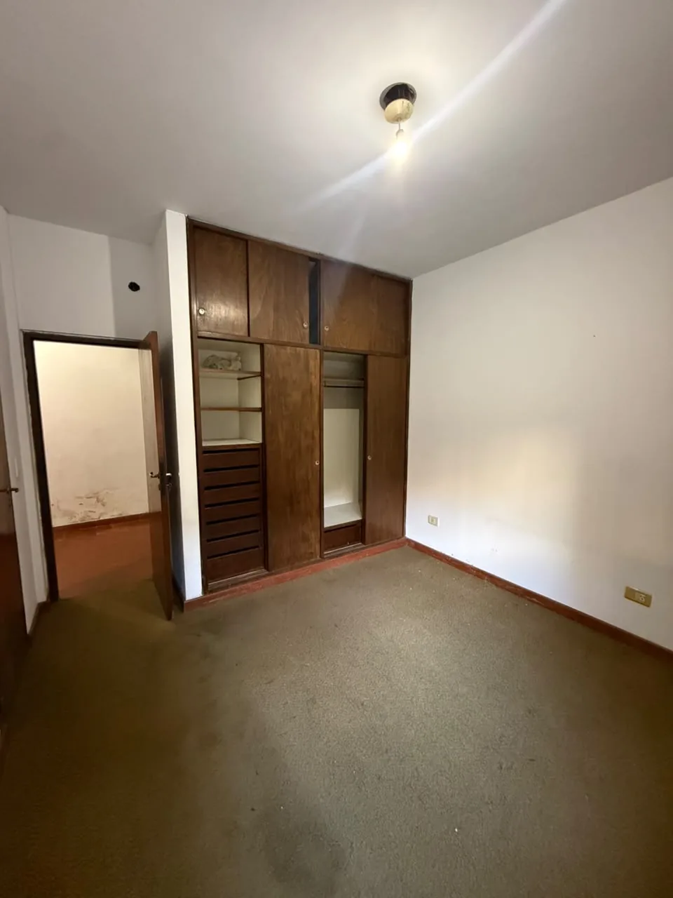 Otro dormitorio alfombrado, con placard