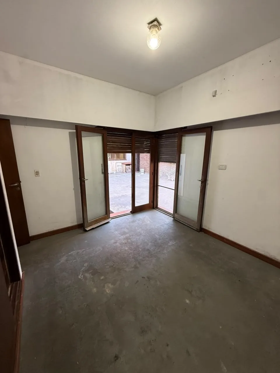Ambiente con puertas vidriadas al patio interno