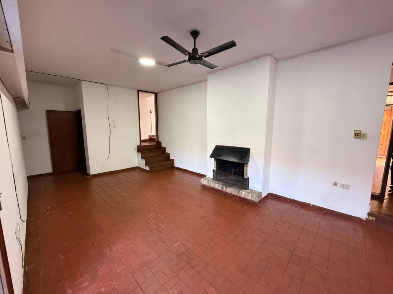 La cocina comedor, con hogar y escalera