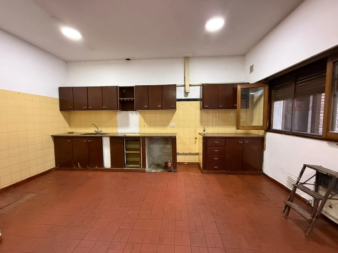 Muebles de cocina, con alacenas y bajo mesadas