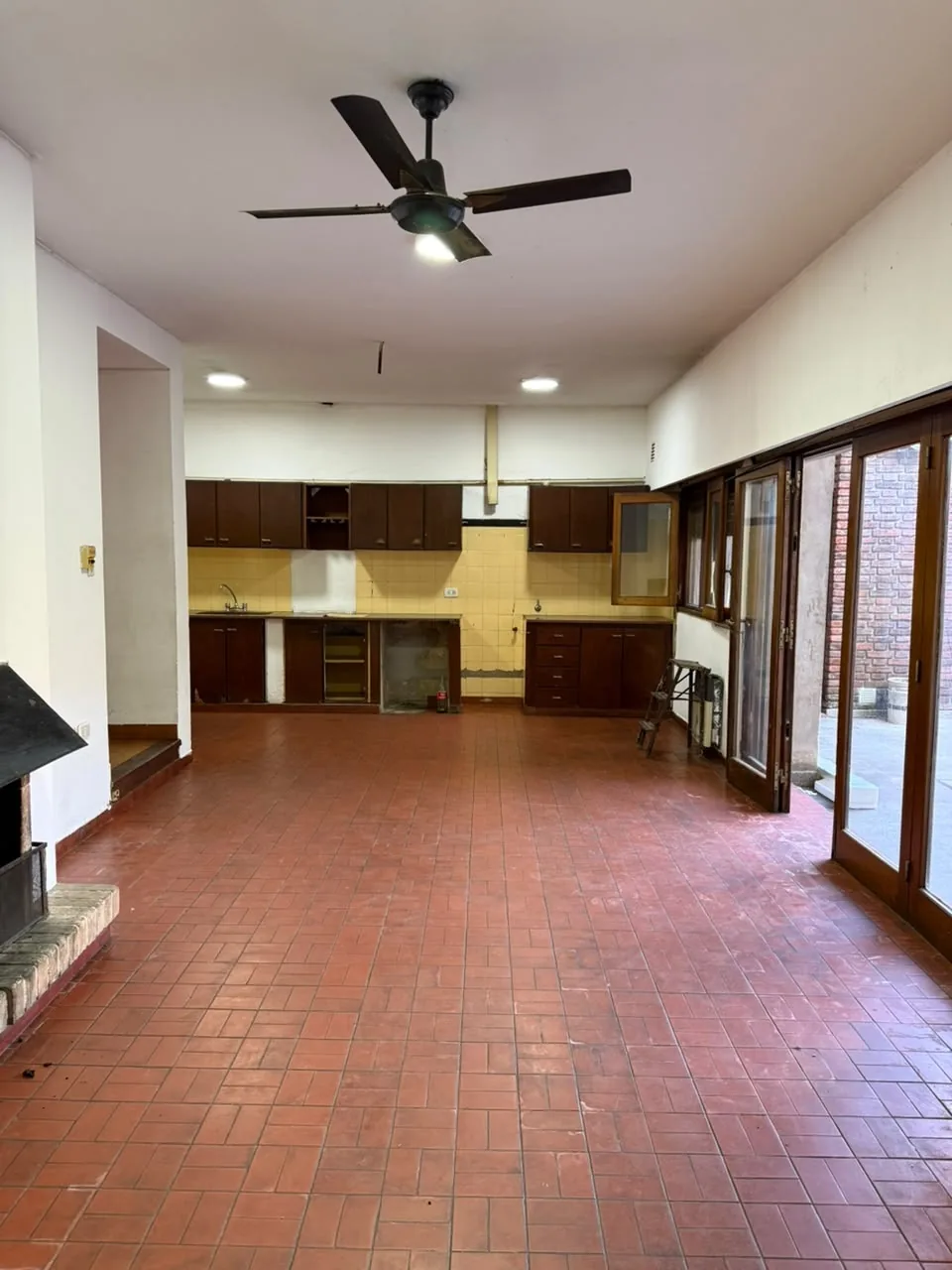El hogar y los muebles de cocina al fondo