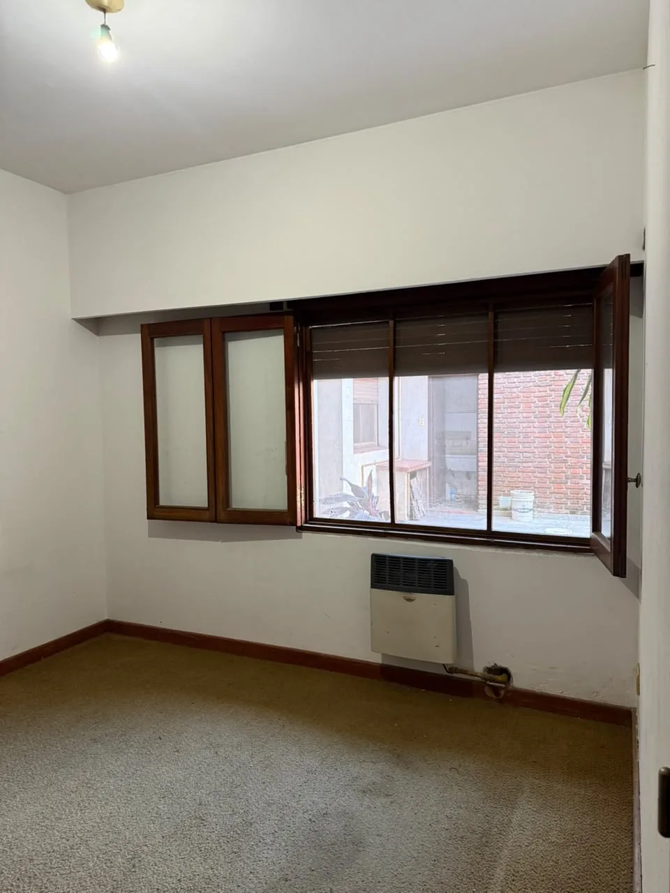 Antebaño con lavatorio y espejo