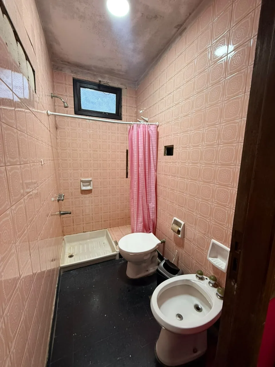 Baño con ducha, inodoro y bidet