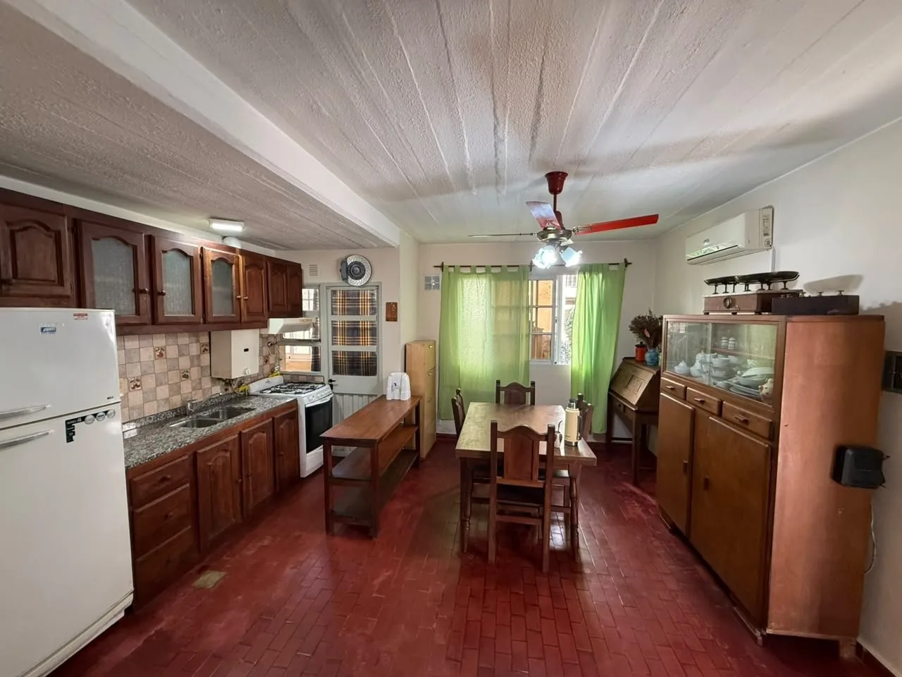 Comedor con cocina integrada de Balcarce al 300