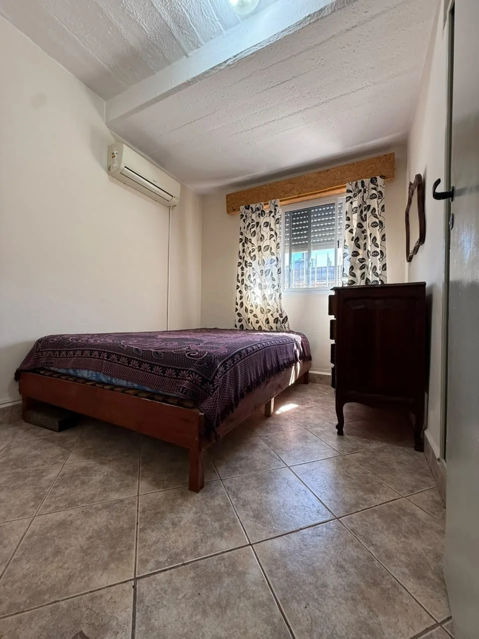 El mismo dormitorio, luminoso, con piso cerámico