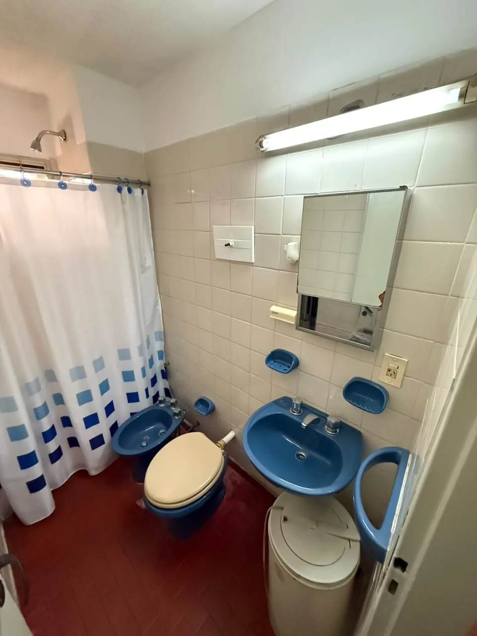 El baño completo: ducha, inodoro, bidet, lavatorio y botiquín con espejo