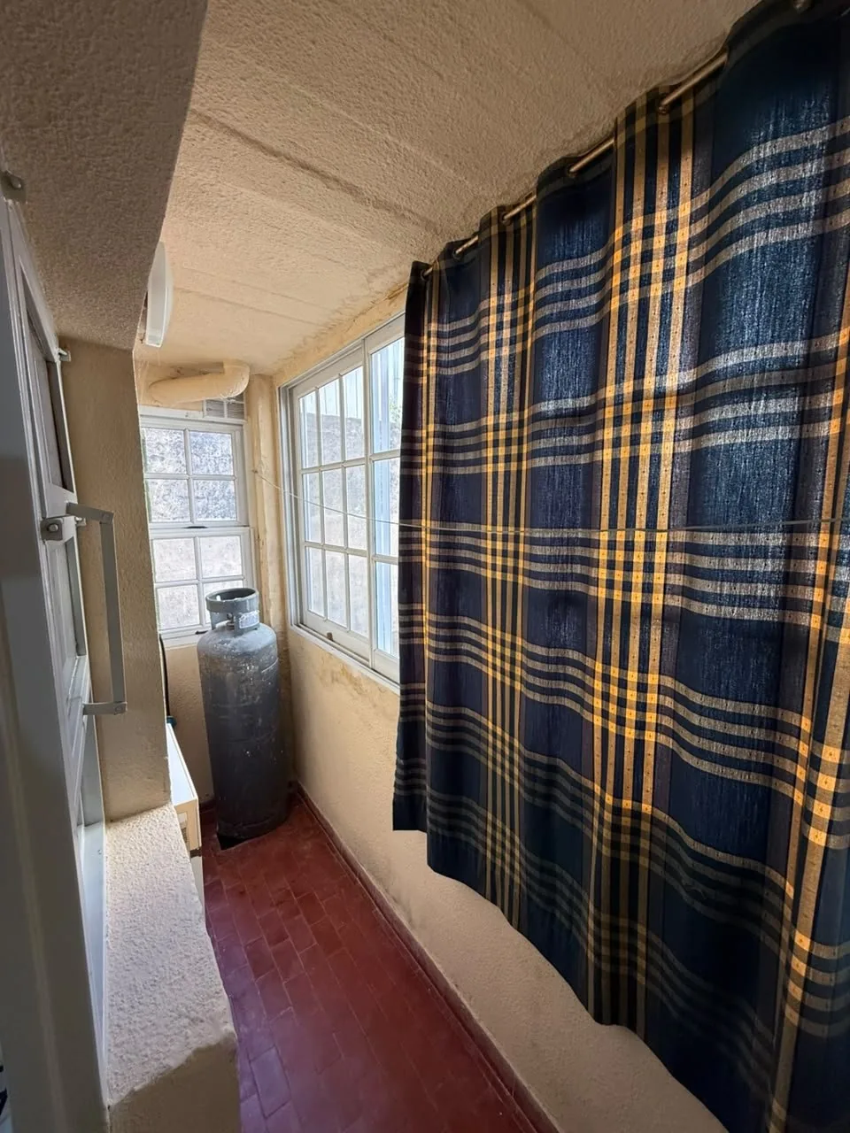 El lavadero sectorizado, con ventanas y buena ventilación