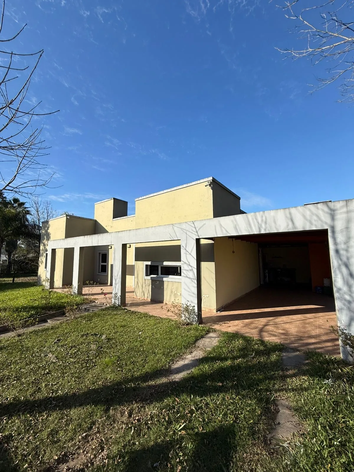 La casa desde el costado, con la galería