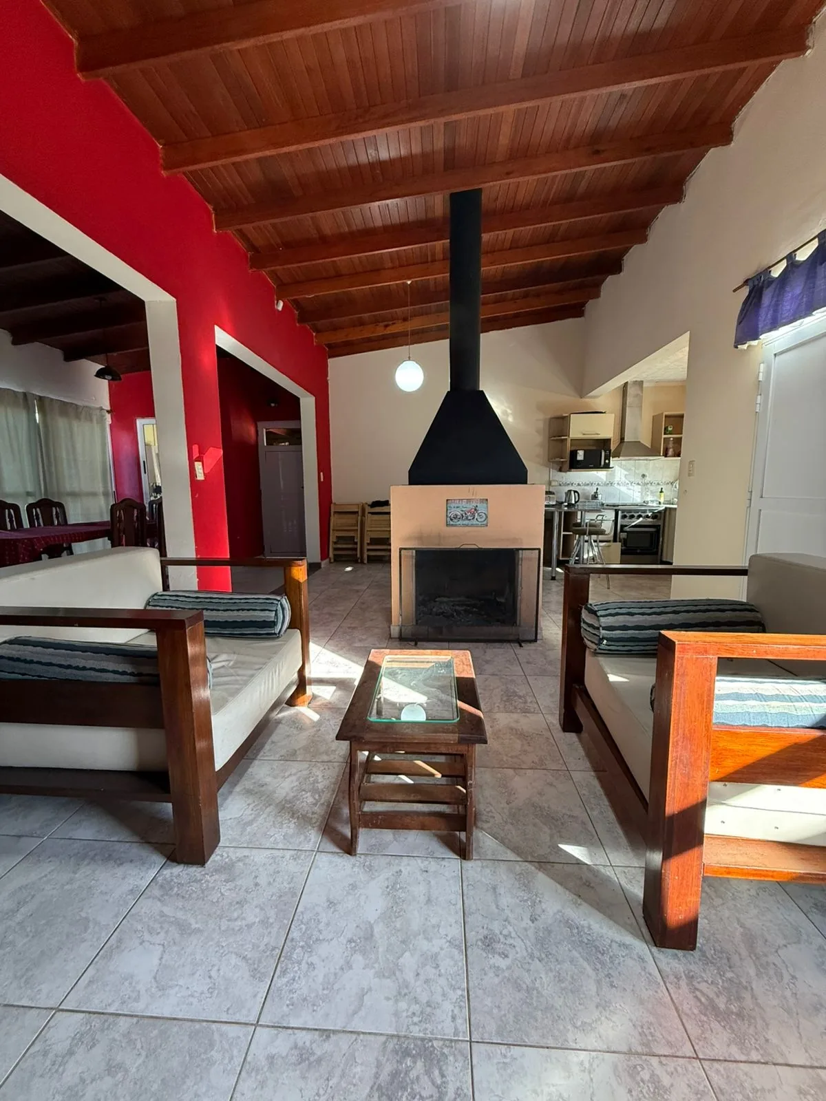 El living, con el hogar en el centro