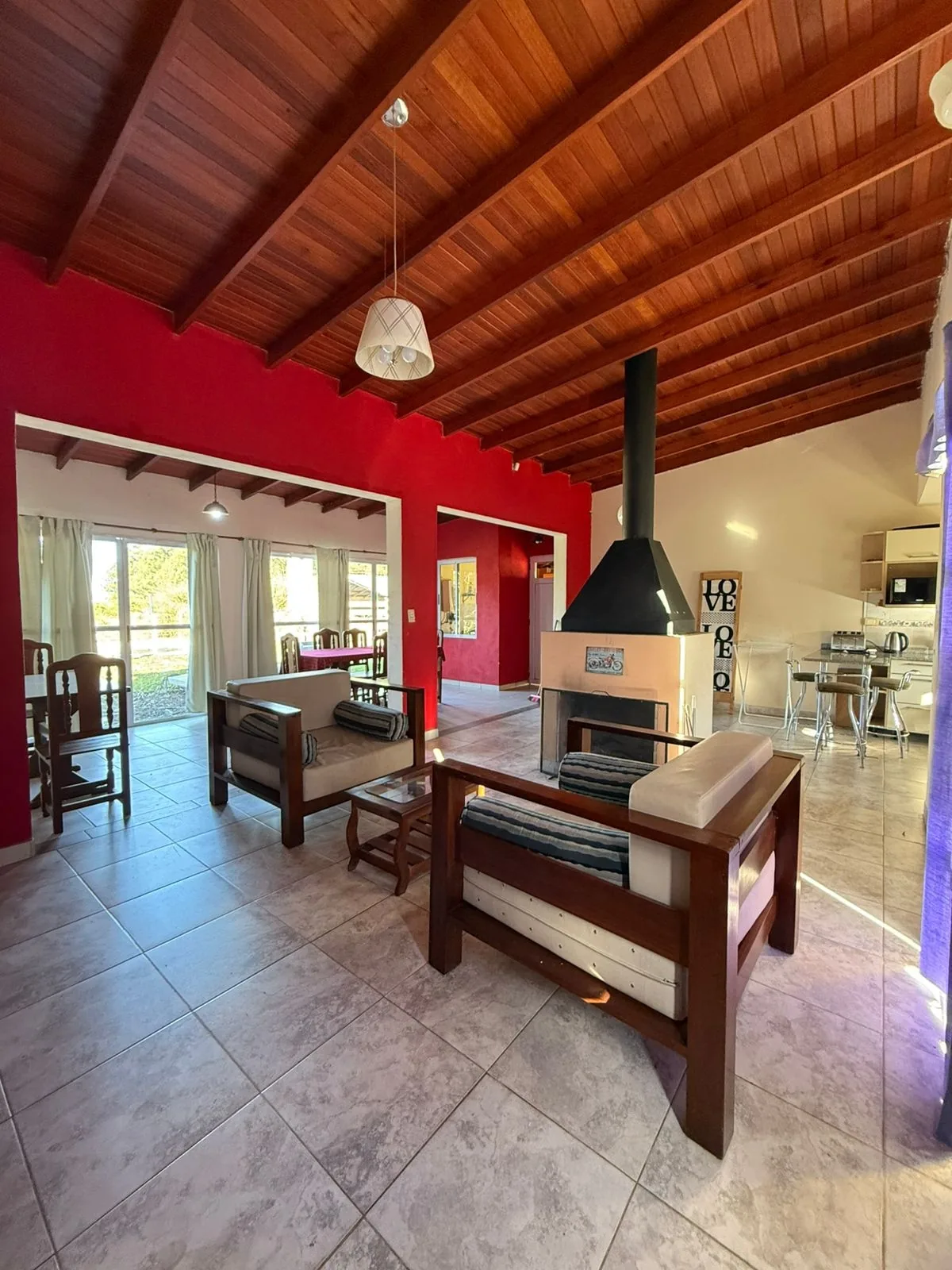 Living y comedor, con el hogar y el paso a la cocina