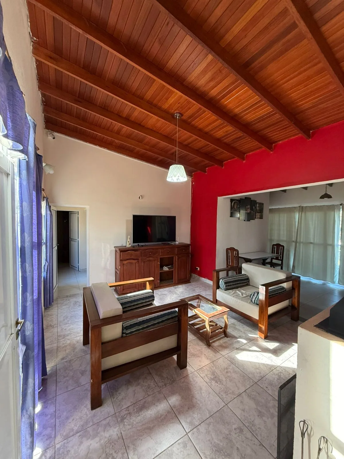 El living, con el paso hacia el resto de la casa