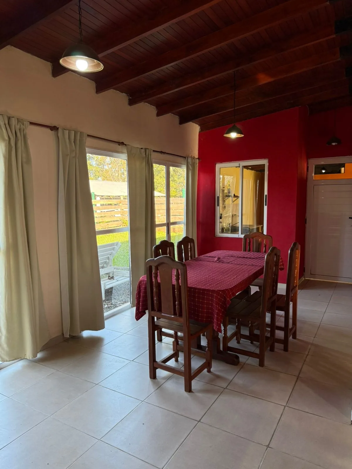 El comedor, con ventanales al patio