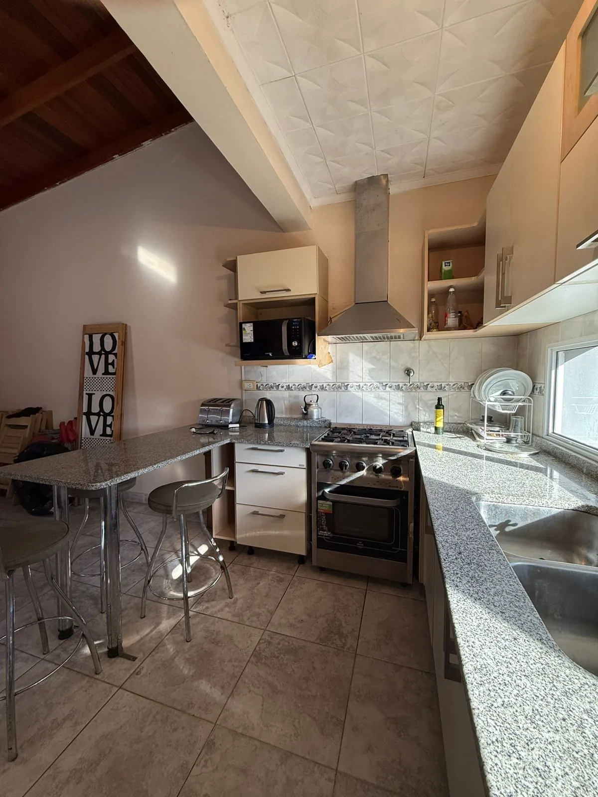 Cocina con horno, campana y mesada de granito