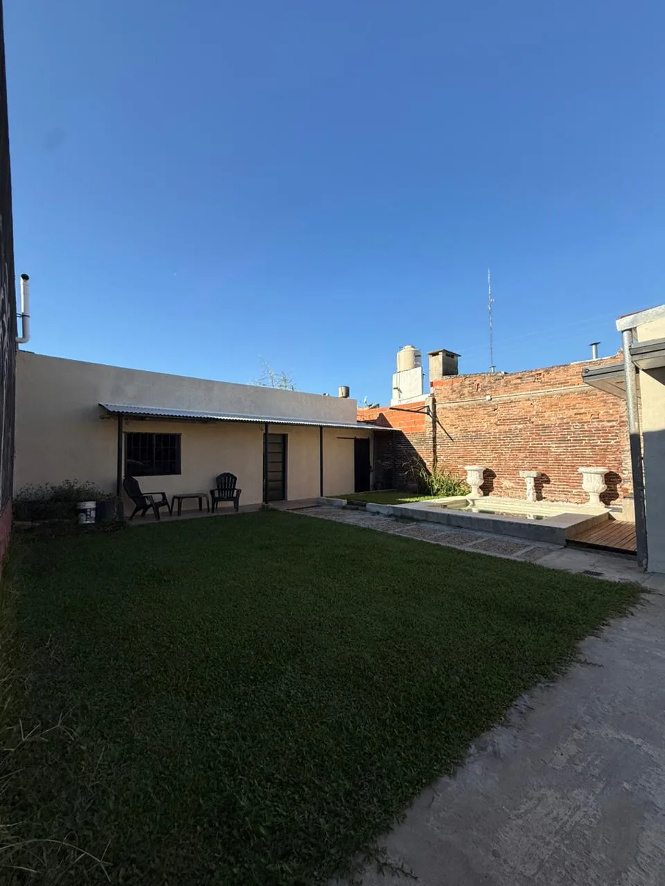 El patio parquizado, de punta a punta