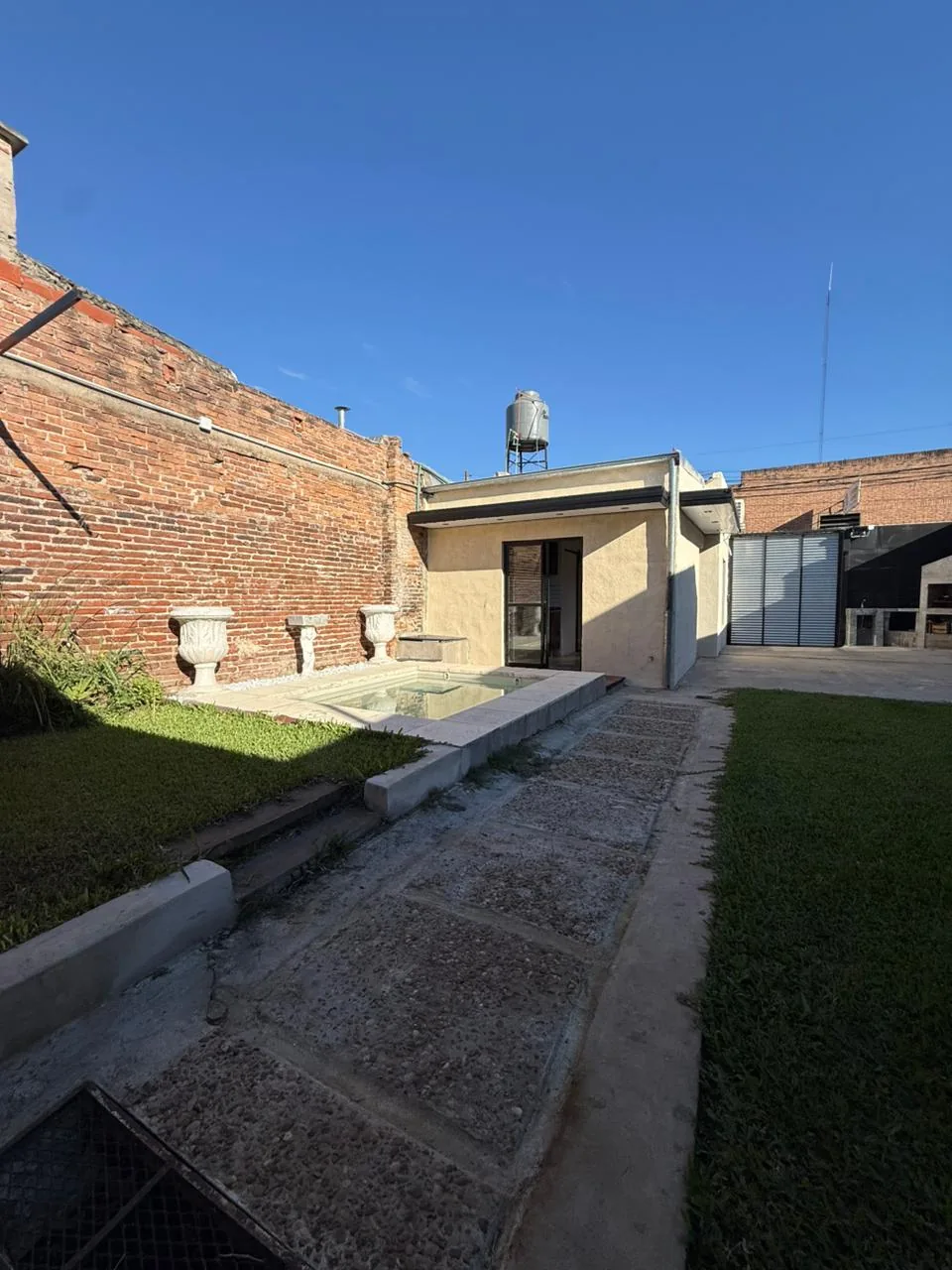 El sendero junto al césped