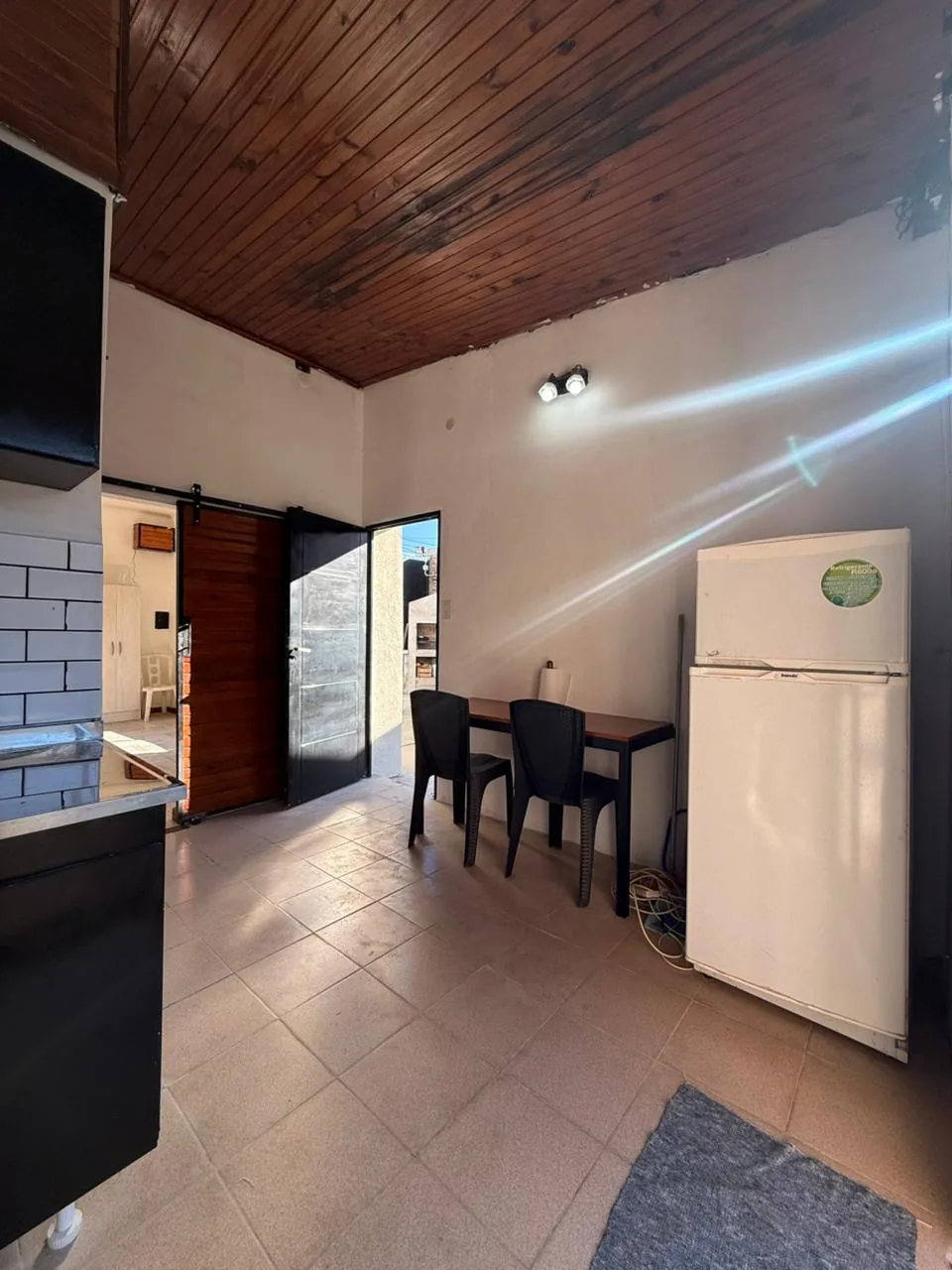 Cocina comedor con heladera y mesa