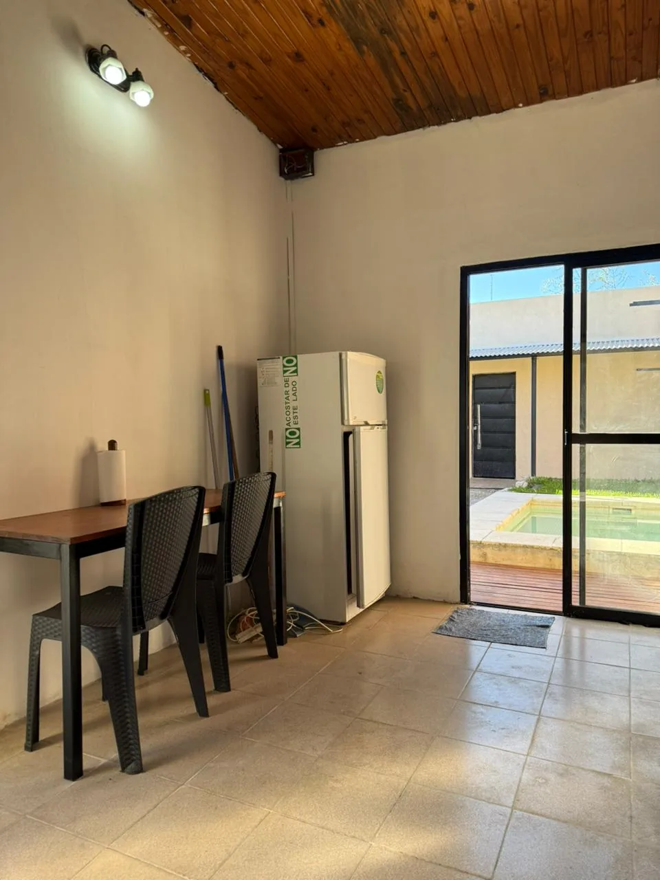 Mesa para cuatro junto a la salida al patio