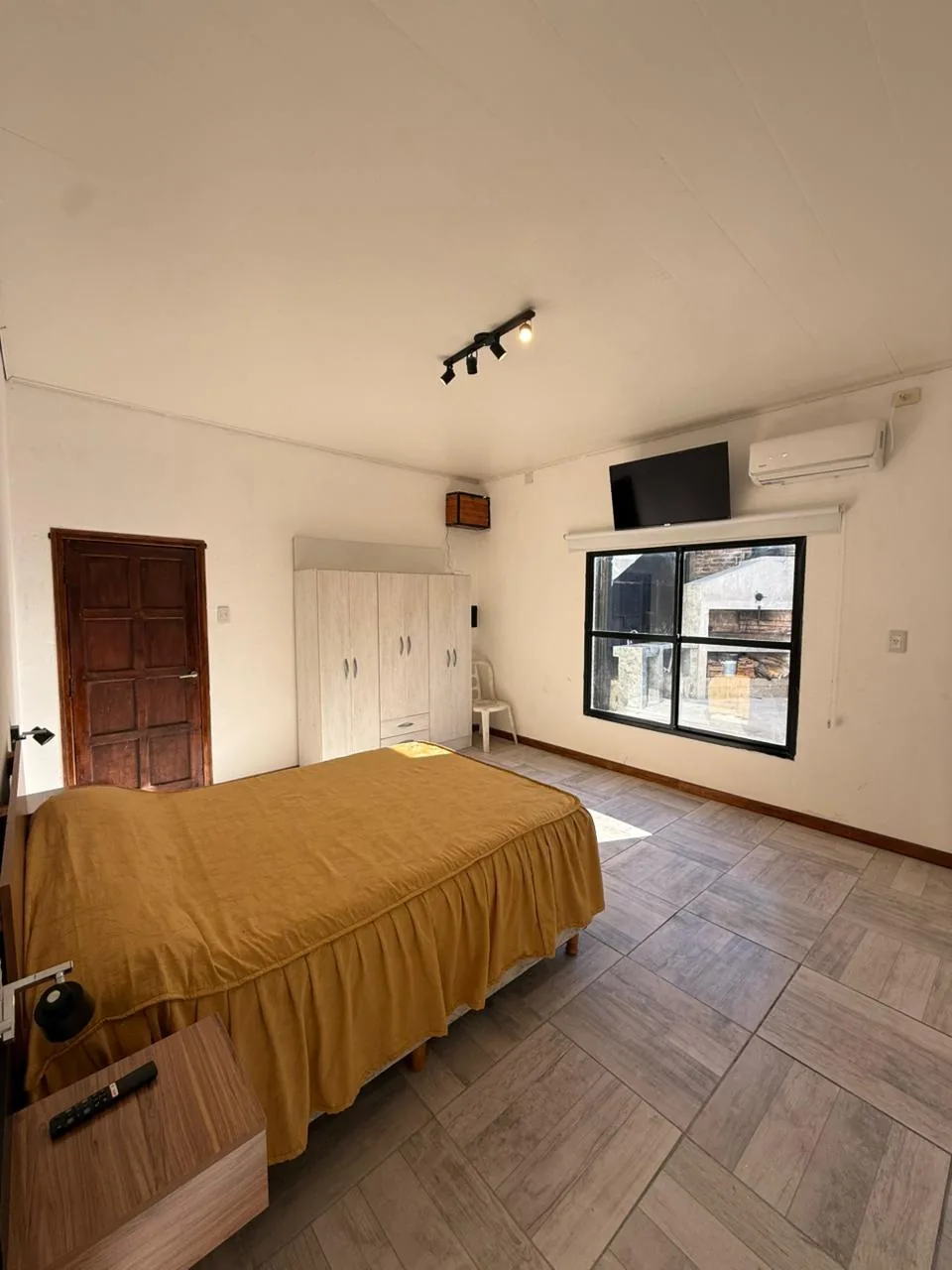 El dormitorio, con ventana amplia