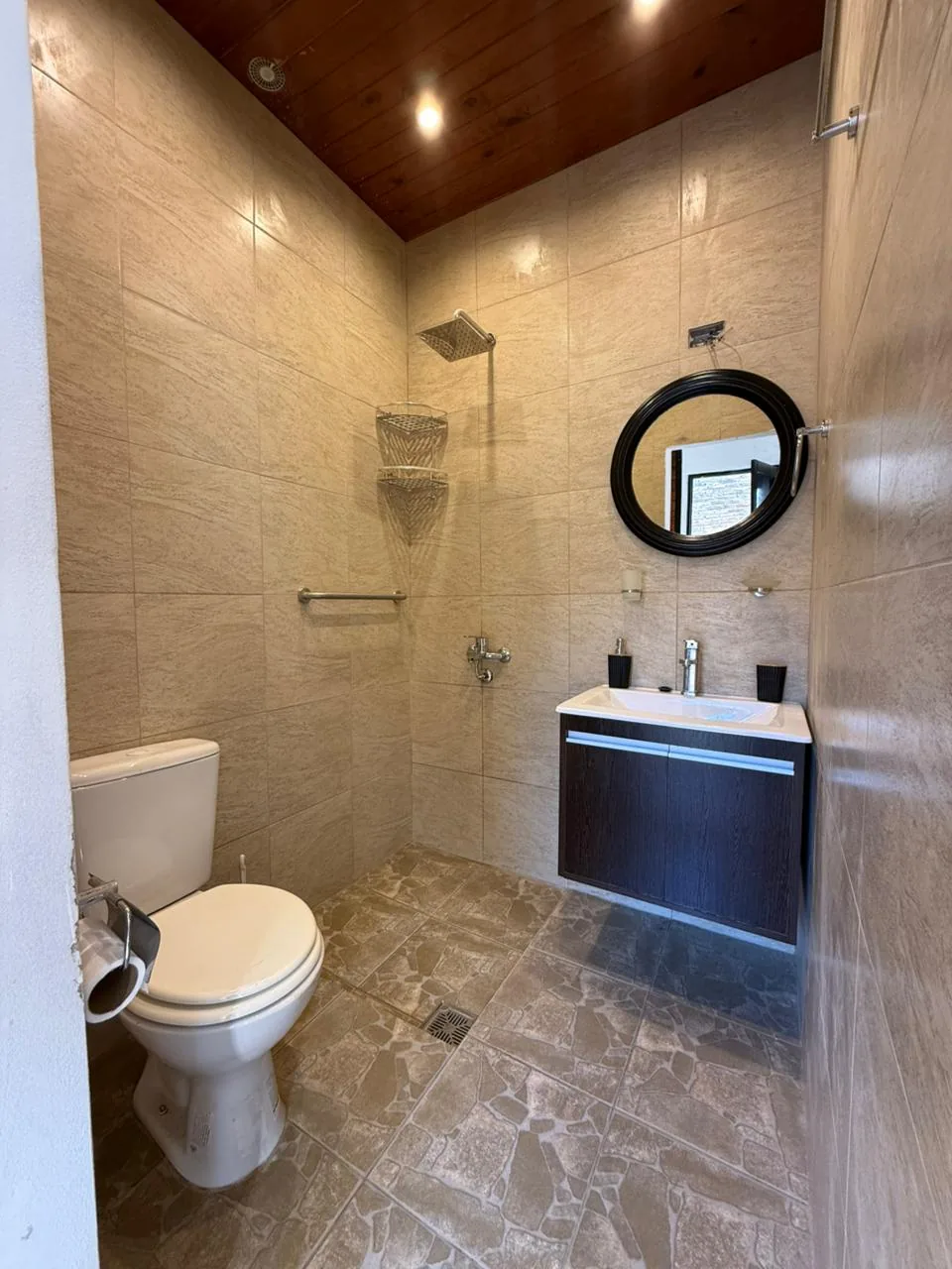 Baño con ducha y vanitory