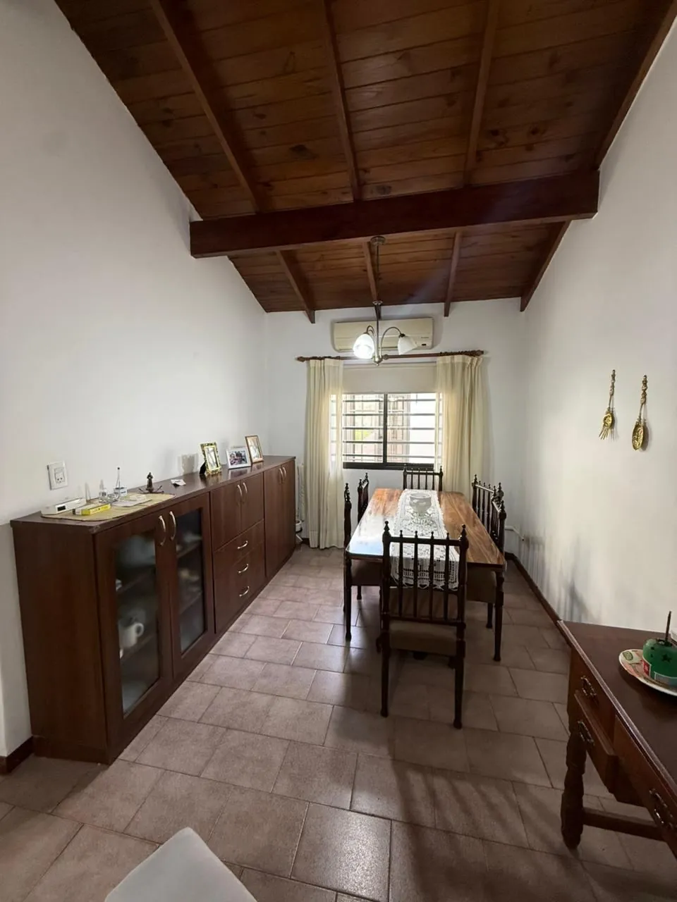 Comedor, con aire acondicionado y ventana al frente