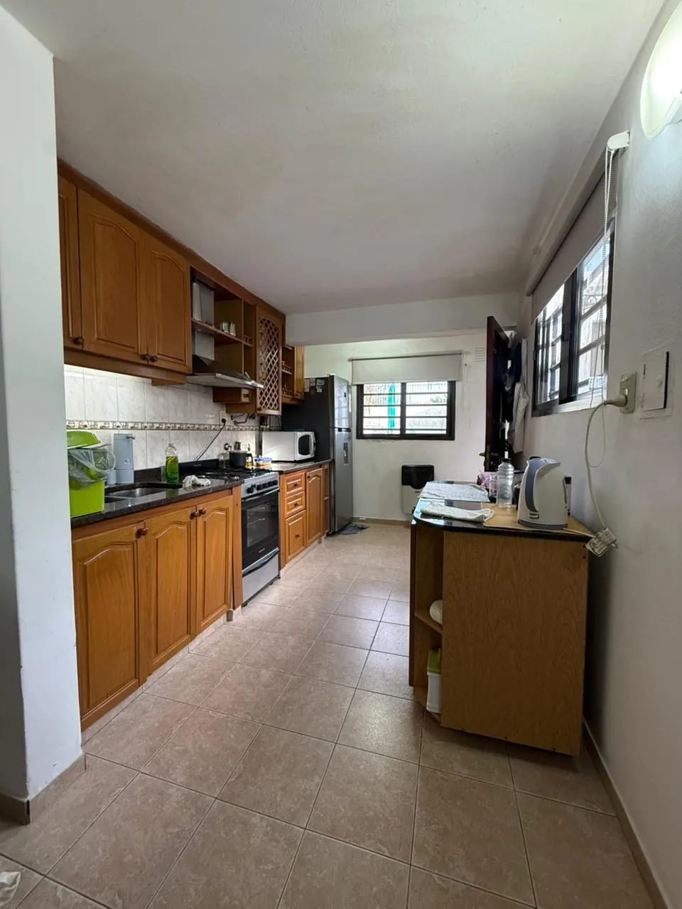 Cocina sectorizada, con bajo mesada, alacenas y horno