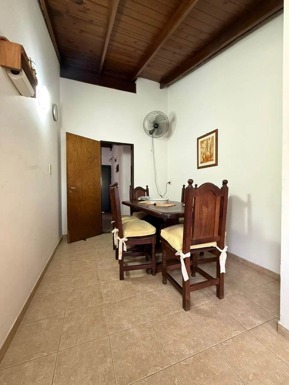 El comedor diario, con paso al pasillo de los dormitorios