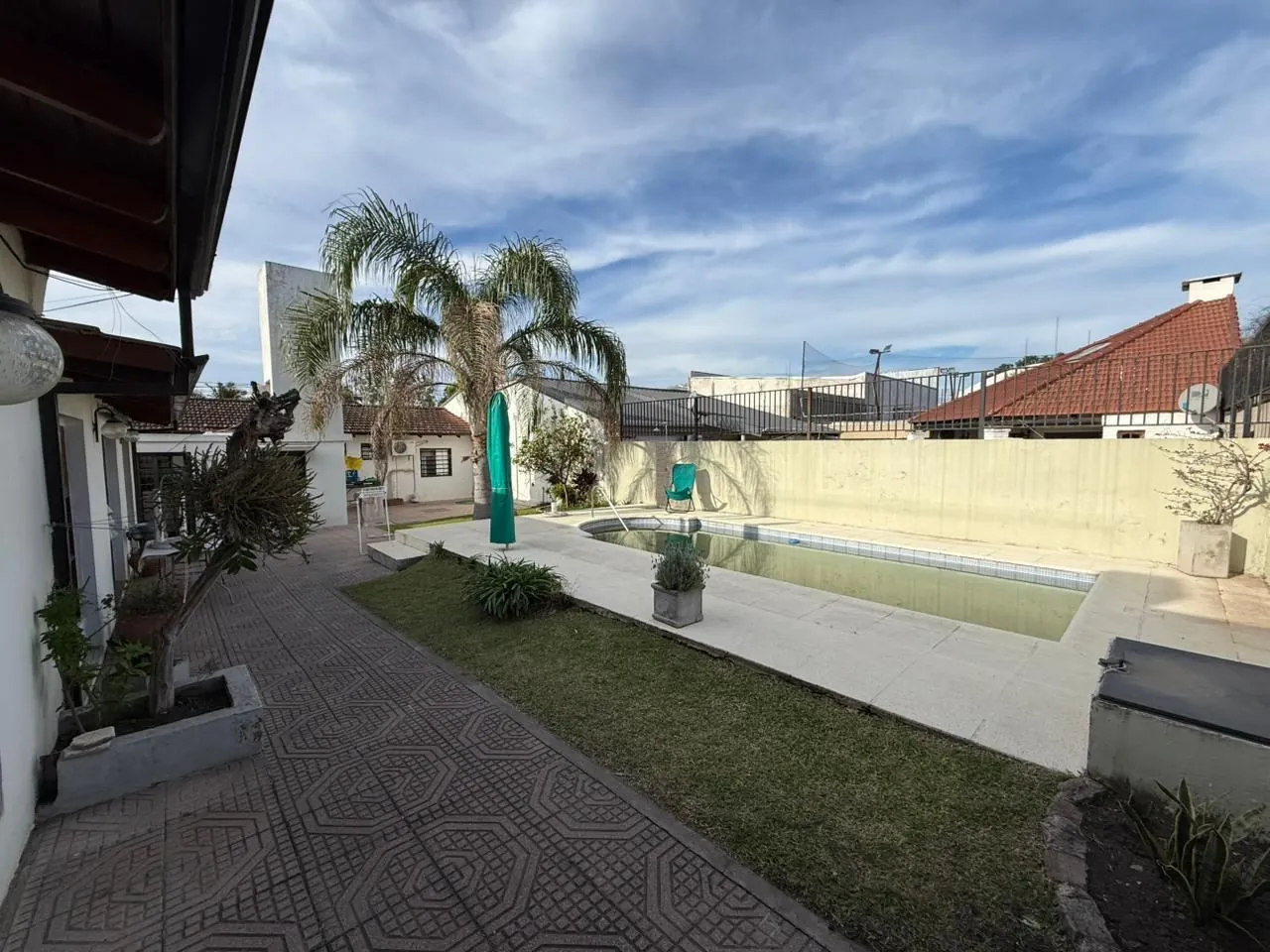 El paso desde la casa hacia la pileta