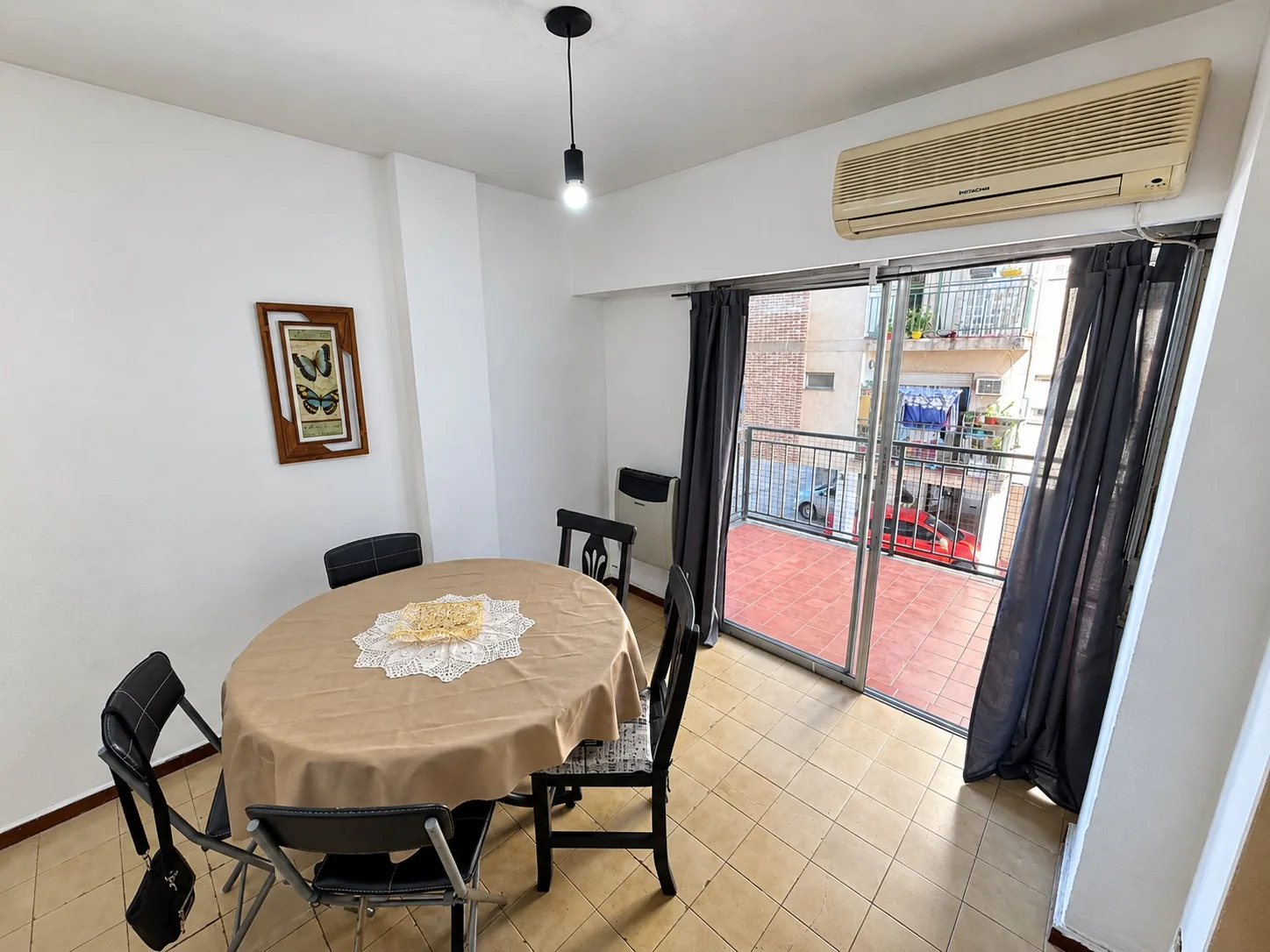 Comedor con aire acondicionado y salida al balcón