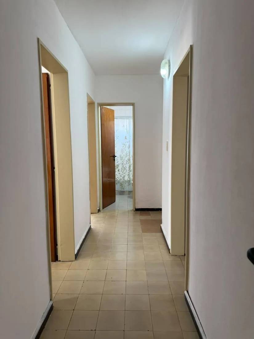 El pasillo hacia los dormitorios y el baño