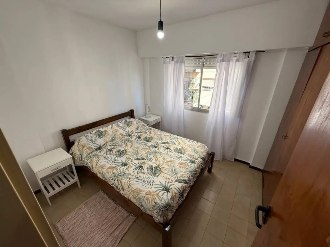 El dormitorio principal, con ventana al frente