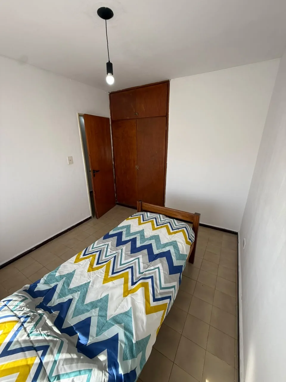 El segundo dormitorio hacia el placard y la puerta