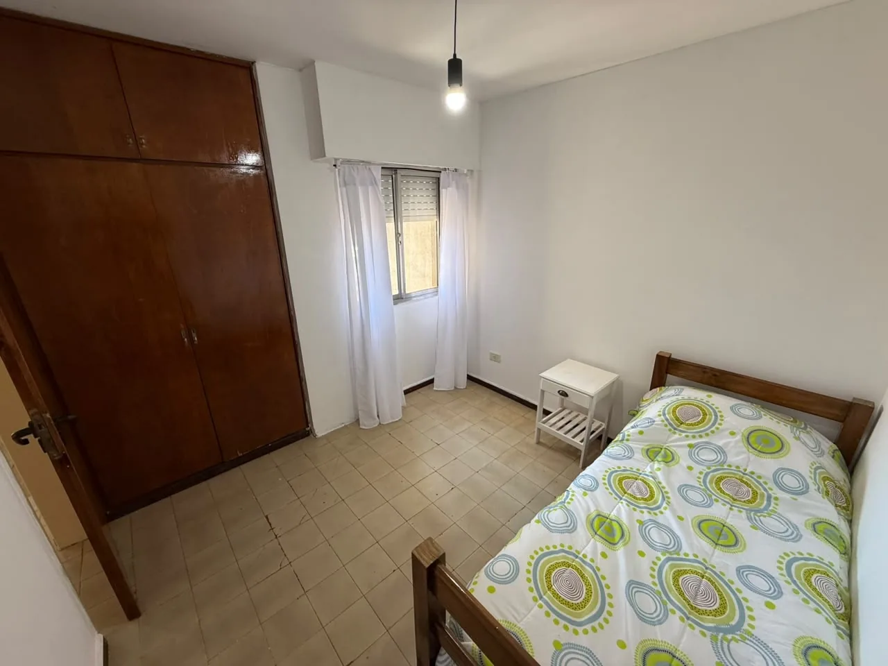 El tercer dormitorio, con placard de piso a techo