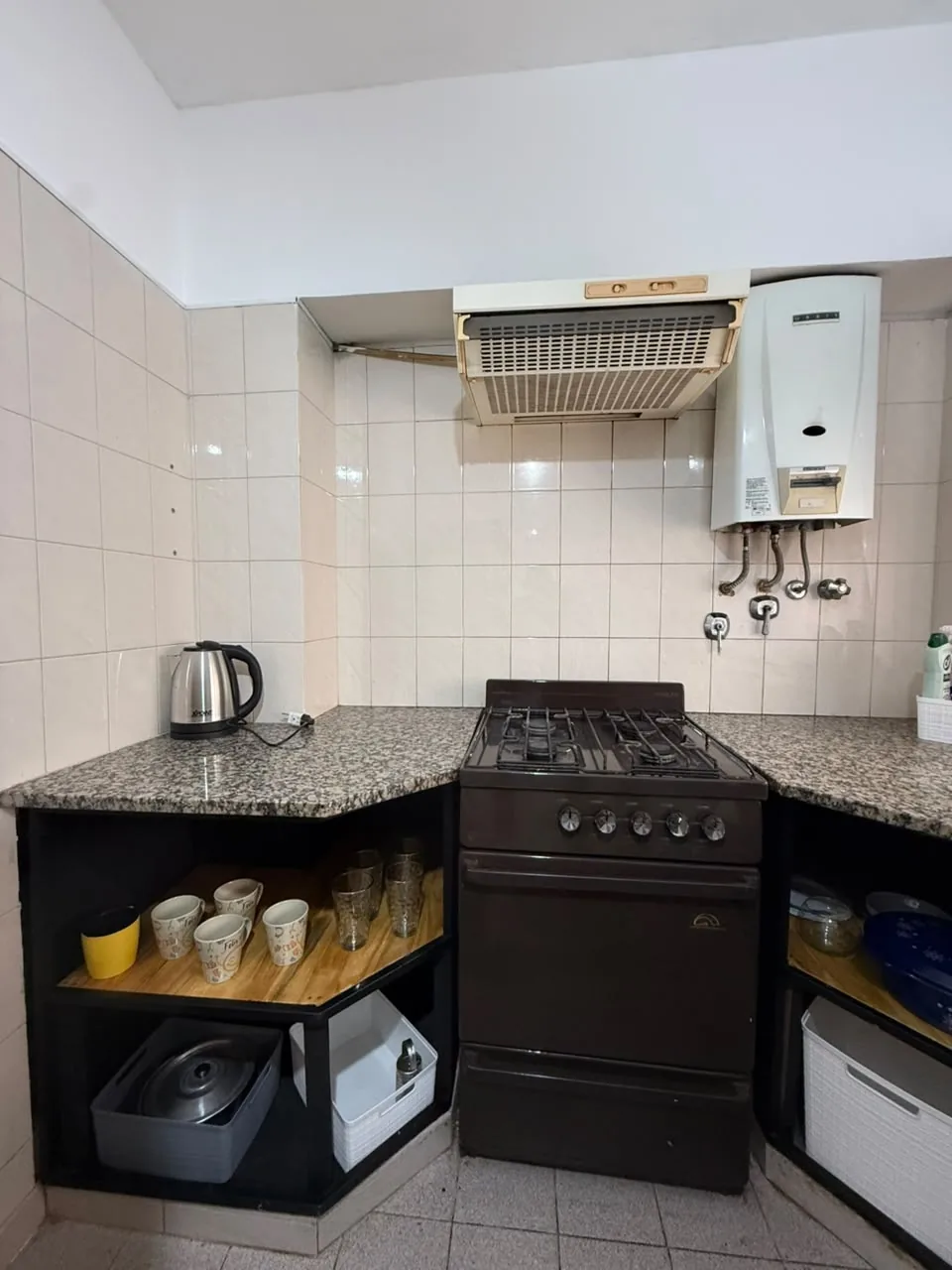 Cocina de cuatro hornallas con horno y campana