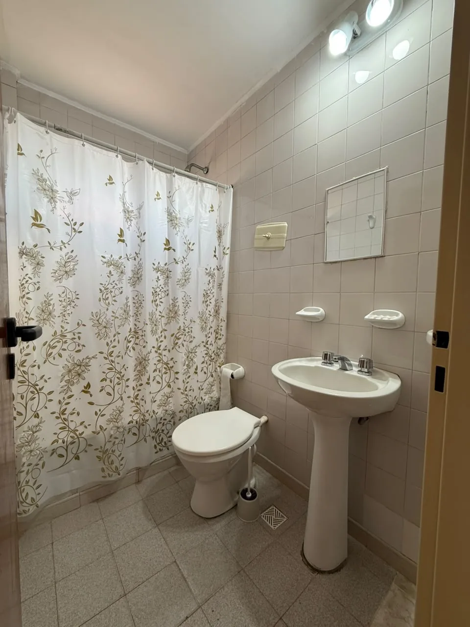 El baño principal, completo
