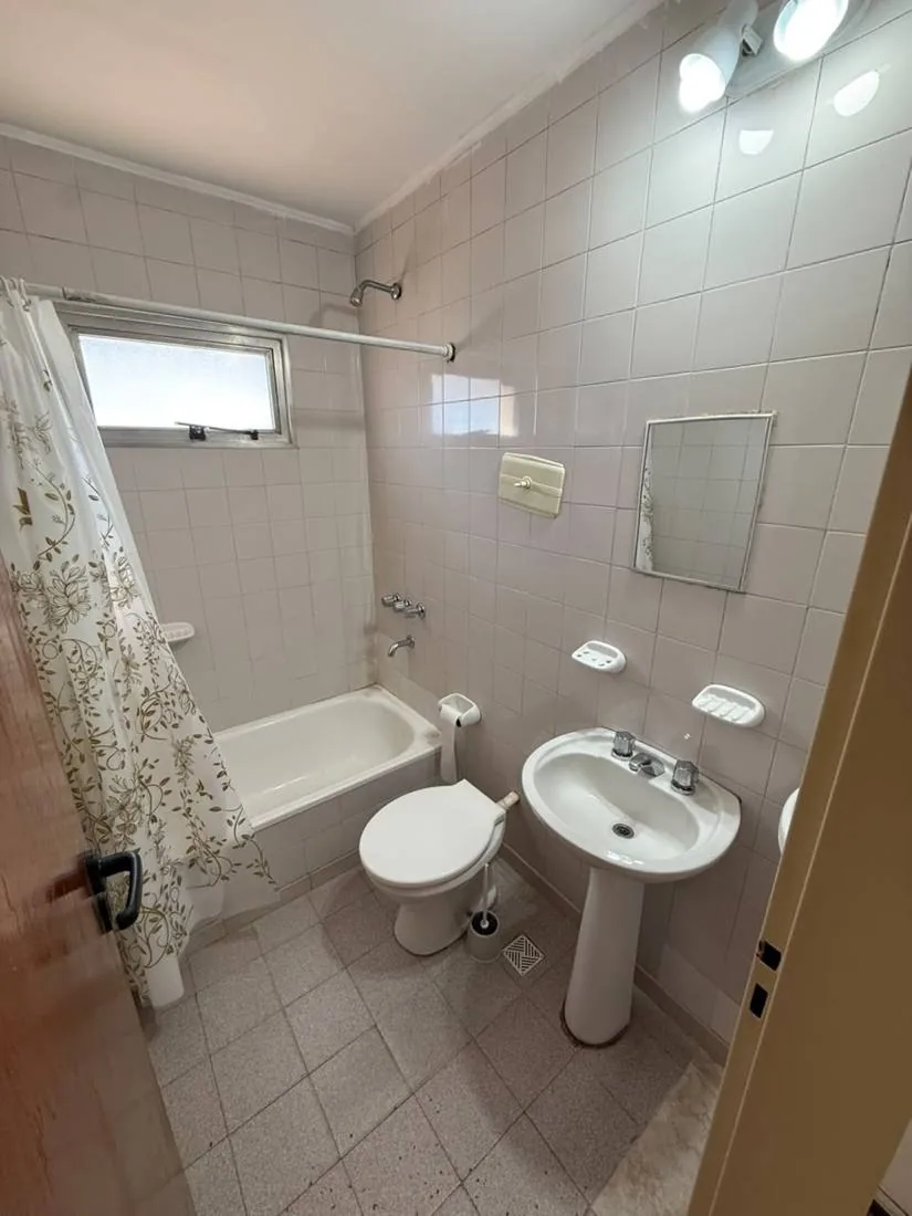El baño principal, con bañera y ventana