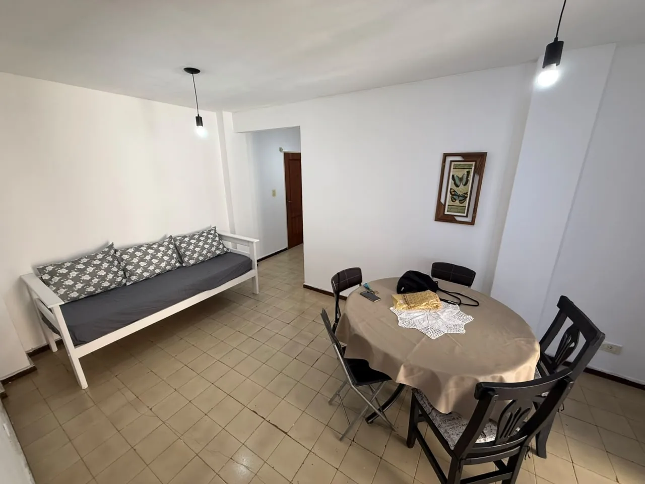 Living comedor con sofá cama y mesa para 5