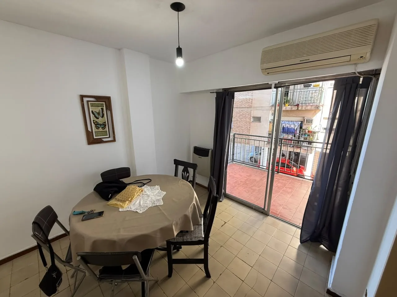 Living comedor con mesa para 5, aire acondicionado y salida al balcón