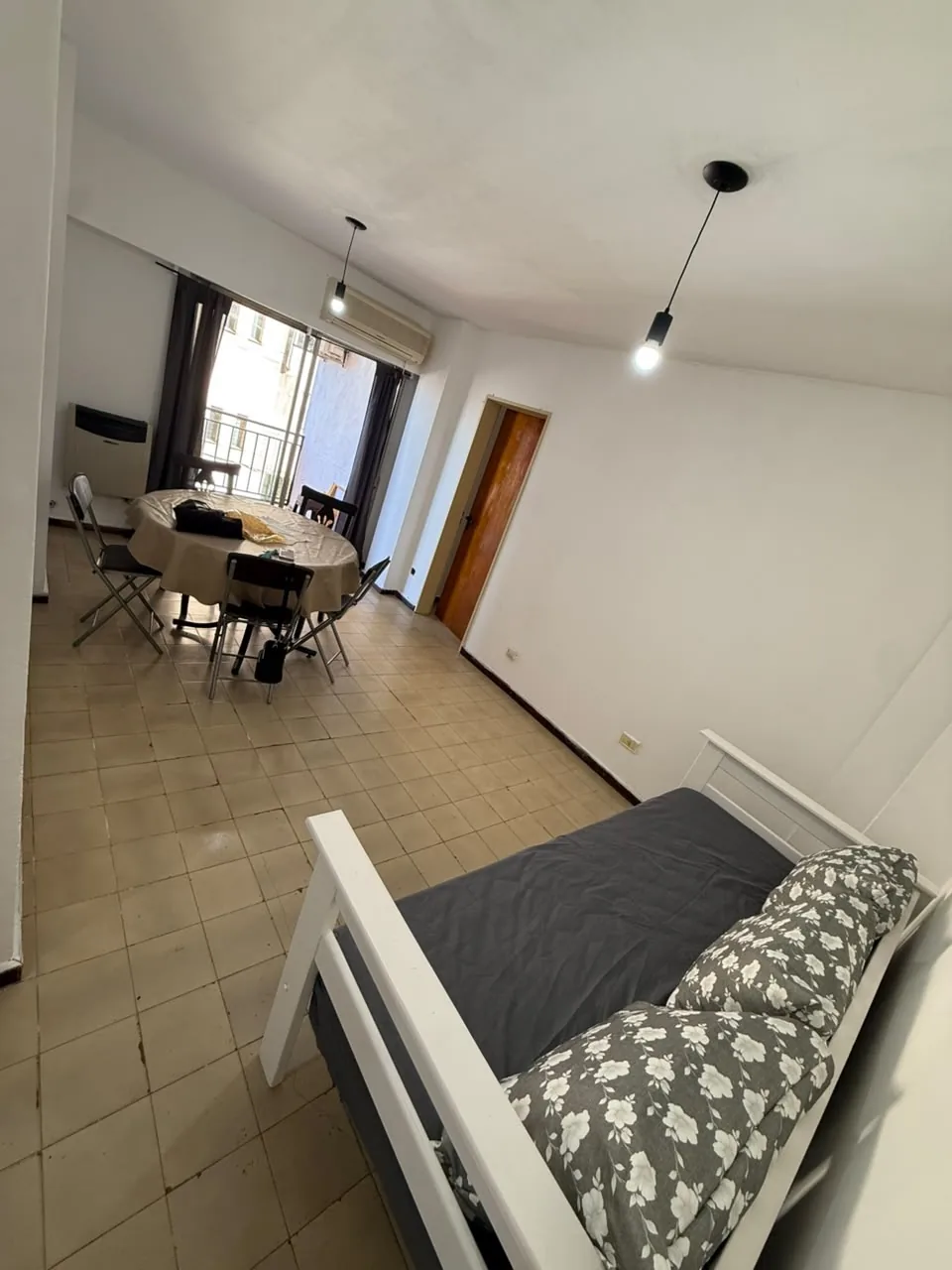 Living comedor con mesa para 5, aire acondicionado y salida al balcón