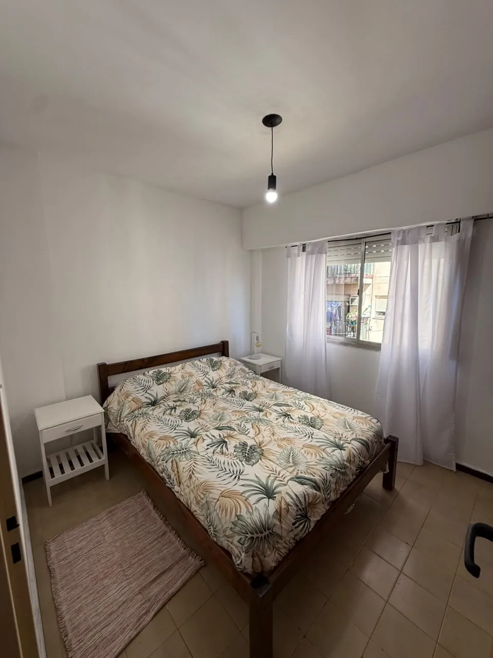 Dormitorio principal con ventana al frente
