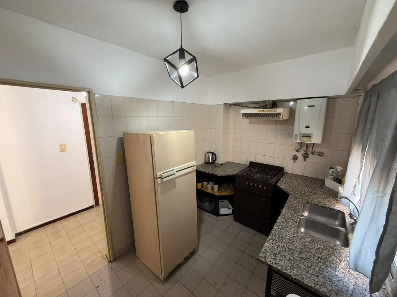 Cocina completa con heladera, cocina con horno y calefón