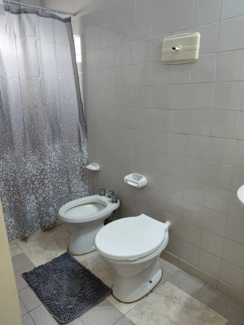 Segundo baño con inodoro y bidet