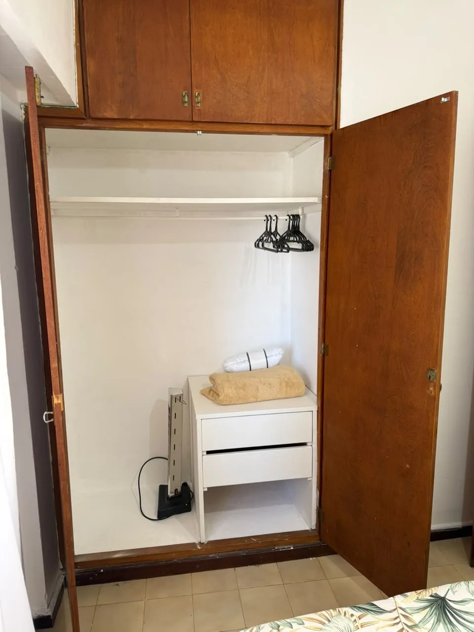 Placard con perchas, cajonera, ropa de cama y toallas