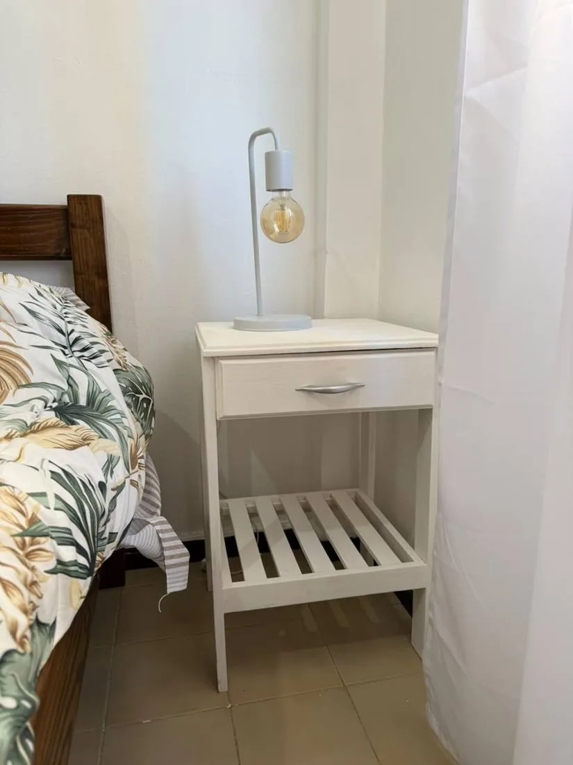 Mesa de luz con lámpara